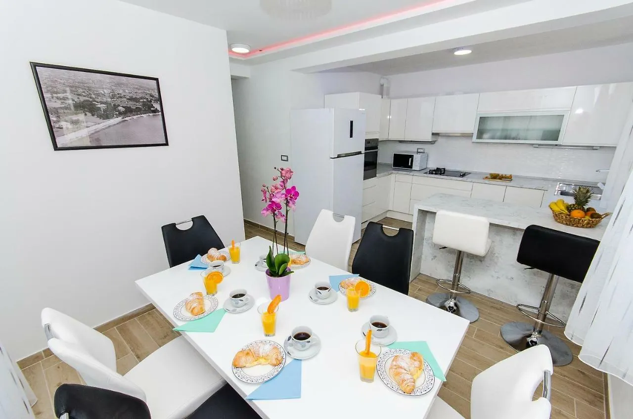 Apartments Keli Kastela 0*,